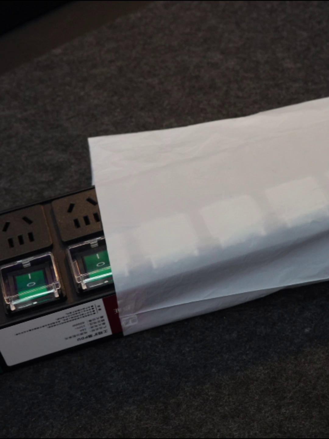 電競桌面插座還能這么卷？德木品牌如何憑實(shí)力在辦公設(shè)備賽道“贏麻了”
